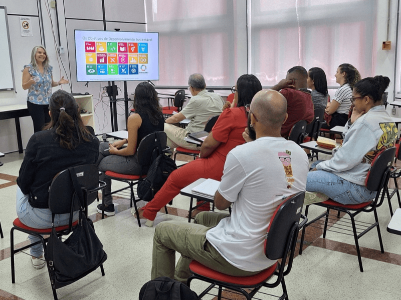 woman teaching a class full of people sitting down