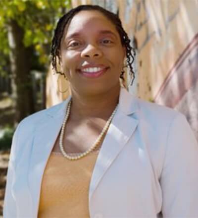 Portrait photo of Tammy Greer.