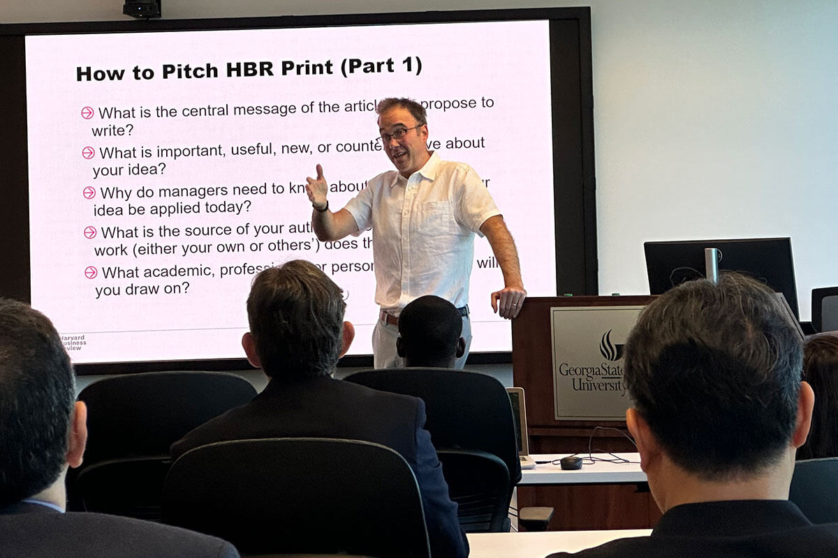 Harrell provided workshop attendees with insights on navigating HBR’s editorial landscape including best practices for pitching, common mistakes with submissions, and showing examples of successful pitches.
