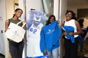 Students Pop-In to Discover What the Honors College Has in Store