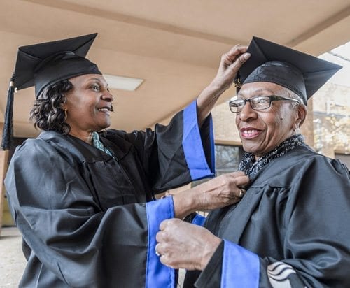 20171106br_sisters-graduate_0596-500